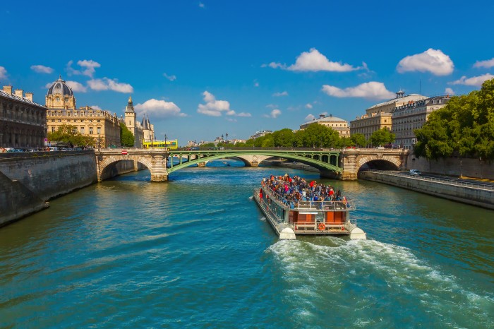 Machen Sie eine Party, indem Sie mit unserem Partner ein Hausboot in Frankreich mieten